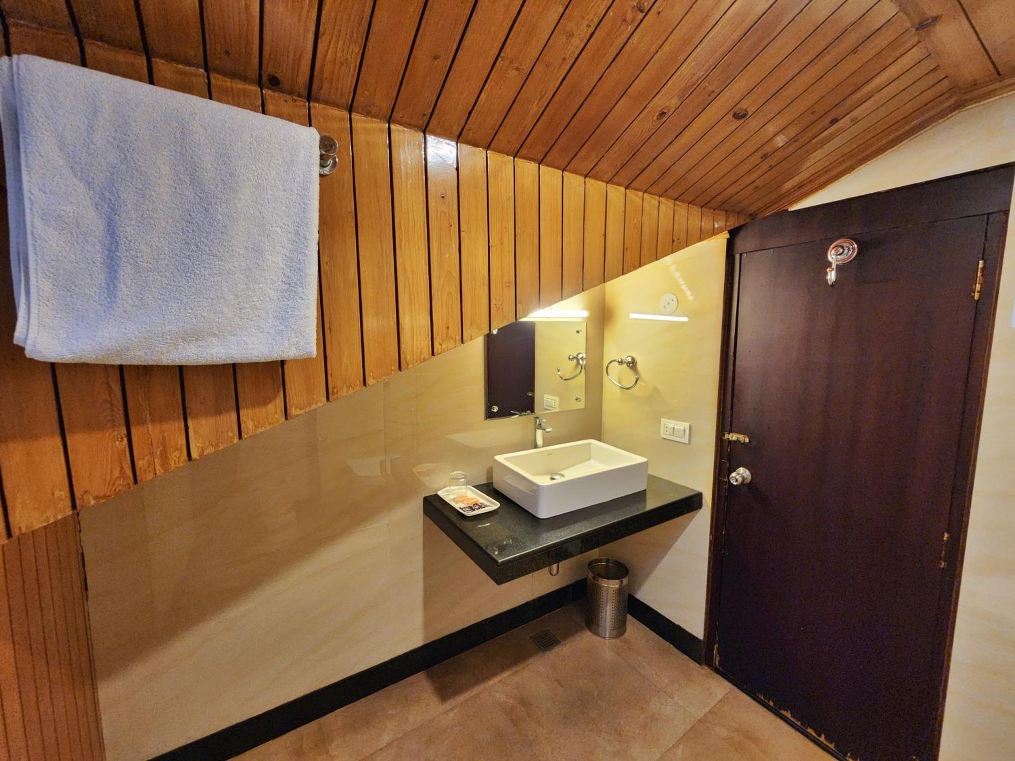 Hotel Surya Шимла Экстерьер фото